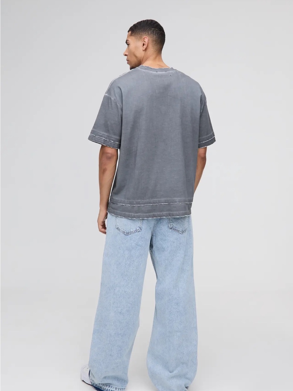 boohooMAN
Wide‎ Leg Skater All Over Ripped Distressed Jeans - Picture 3 of 11